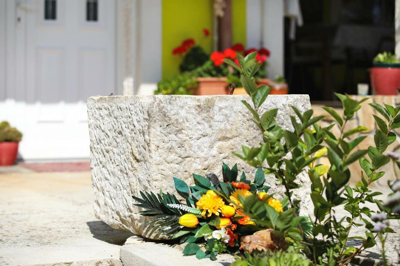 Apartamento Senkini Dvori Sutomiscica Exterior foto